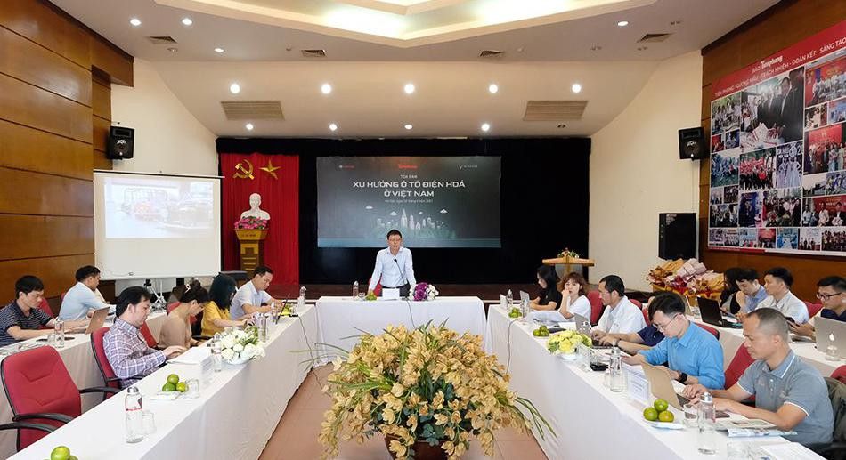 Nhà báo Phùng Công Sưởng, Phó Tổng biên tập báo Tiền Phong phát biểu mở đầu tọa đàm. Ảnh Mạnh Thắng