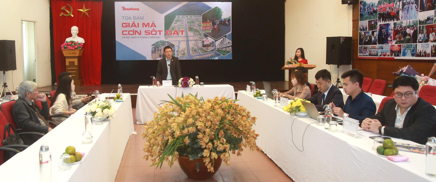 Nhà báo Phùng Công Sưởng - Phó Tổng biên tập báo Tiền Phong phát biểu kết thúc buổi toạ đàm. Nhà báo Phùng Công Sưởng - Phó Tổng biên tập báo Tiền Phong phát biểu kết thúc buổi toạ đàm.