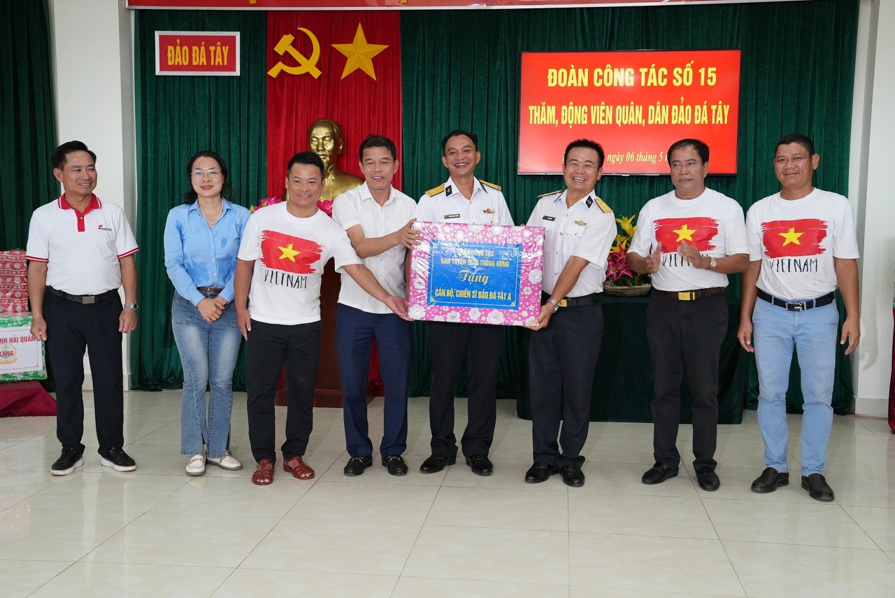 Đoàn công tác tặng quà quân, dân trên đảo Đá Tây A.