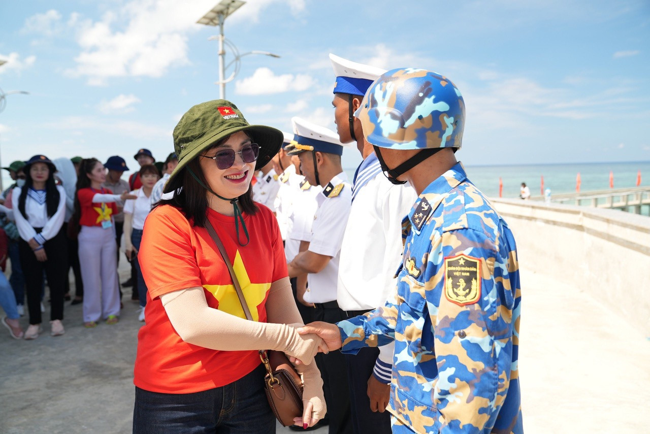 Các đại biểu giao lưu, thăm hỏi các chiến sỹ đang làm nhiệm vụ trên quần đảo Trường Sa.