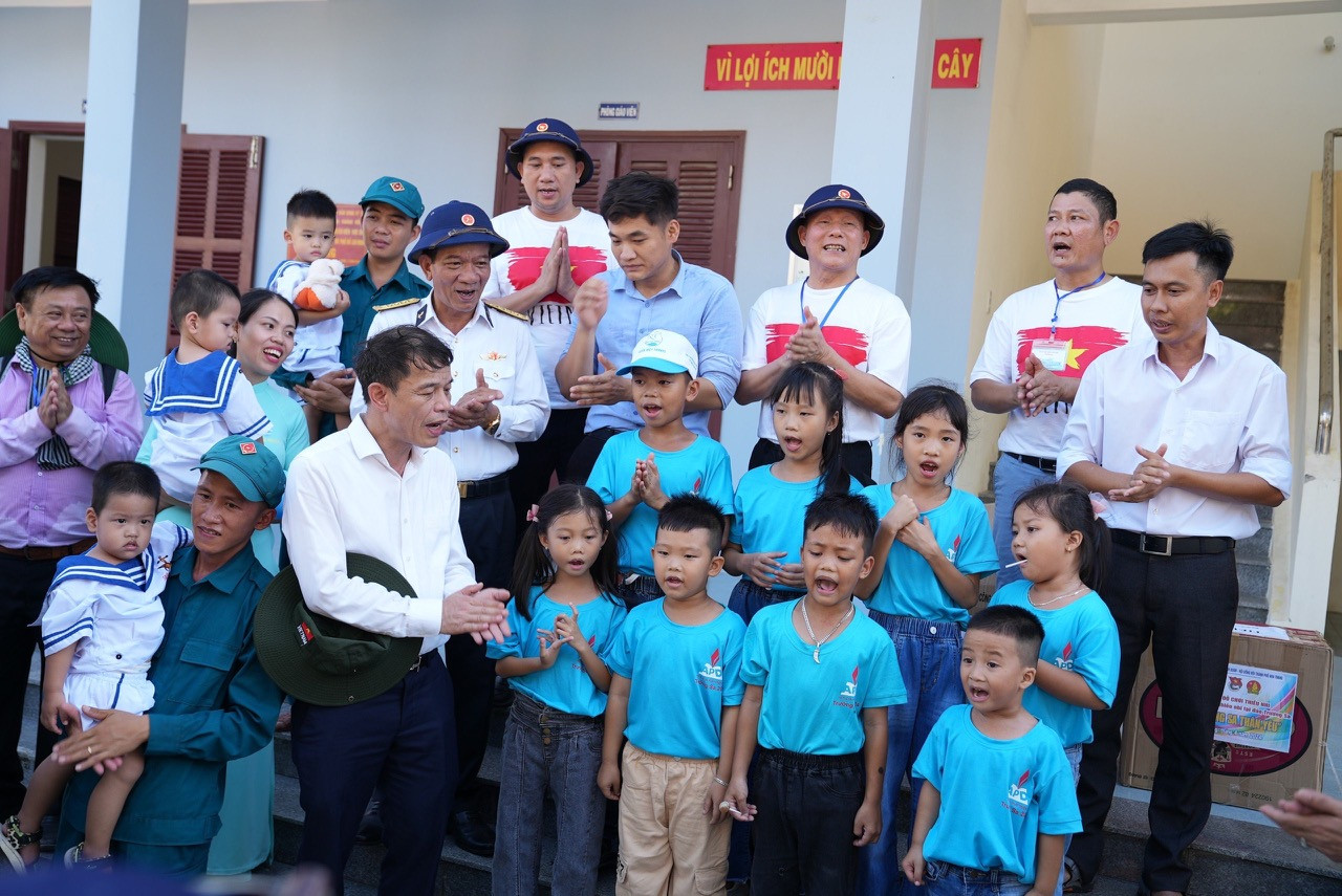 Đoàn công tác thực hiện nhiệm vụ từ ngày 3-9/5, đến thăm, tặng quà và làm việc tại các đảo thuộc huyện Trường Sa và nhà giàn DK1.