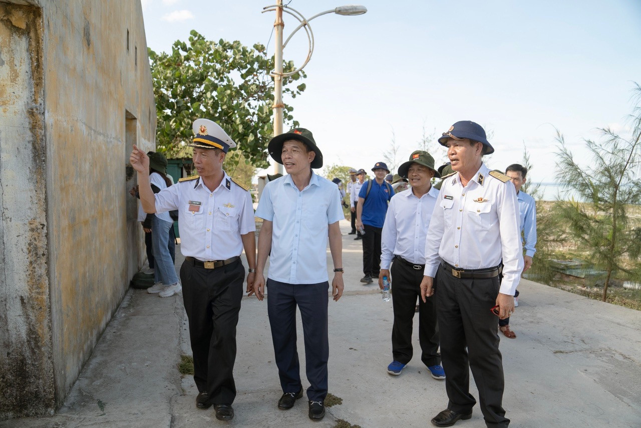 Đoàn công tác do Chuẩn đô đốc Nguyễn Viết Khánh - Phó Tham mưu trưởng Quân chủng Hải quân làm trưởng đoàn; ông Nguyễn Khắc Toàn - Phó Bí thư Thường trực Tỉnh ủy, Chủ tịch HĐND tỉnh Khánh Hòa và ông Vũ Thanh Mai - Phó trưởng Ban Tuyên giáo Trung ương làm phó trưởng đoàn.