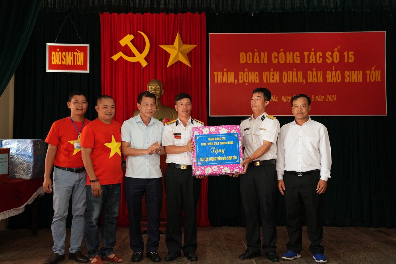 Lãnh đạo Ban Tuyên giáo Trung ương và các đại biểu tặng quà, động viên cán bộ, chiến sỹ trên đảo Sinh Tồn.