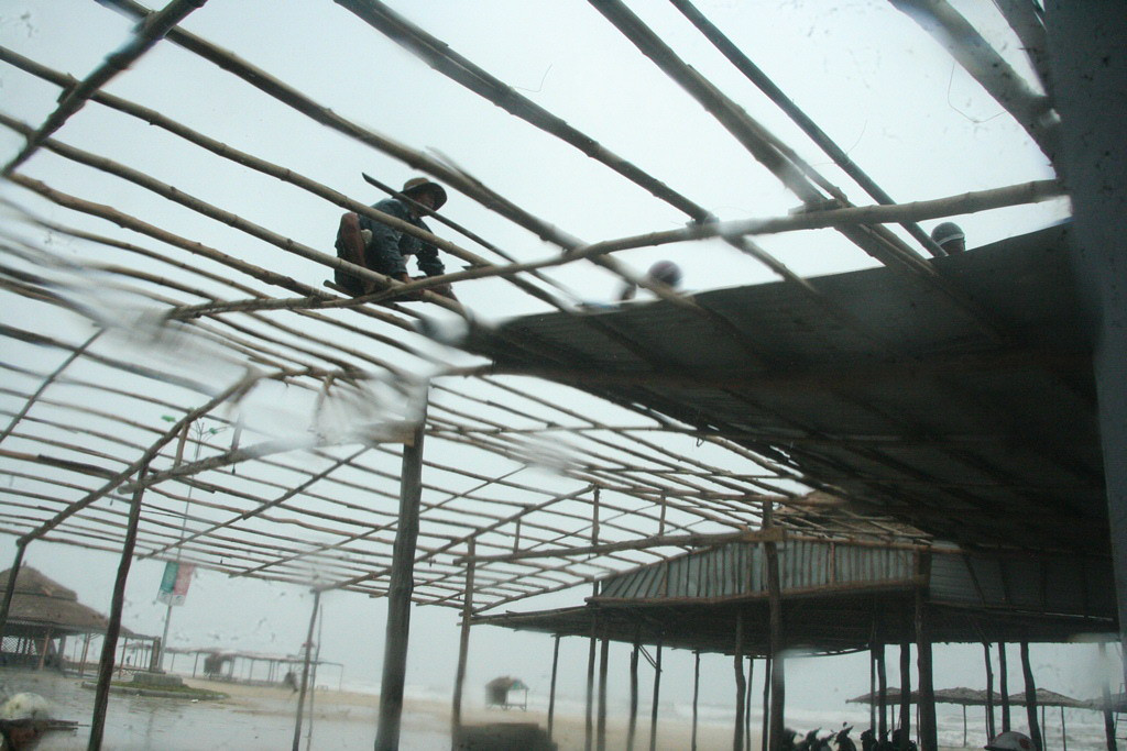 Hàng quán tạm tháo dỡ, ngừng kinh doanh để tránh bão. Ảnh: Ngọc Văn. Hàng quán tạm tháo dỡ, ngừng kinh doanh để tránh bão. Ảnh: Ngọc Văn