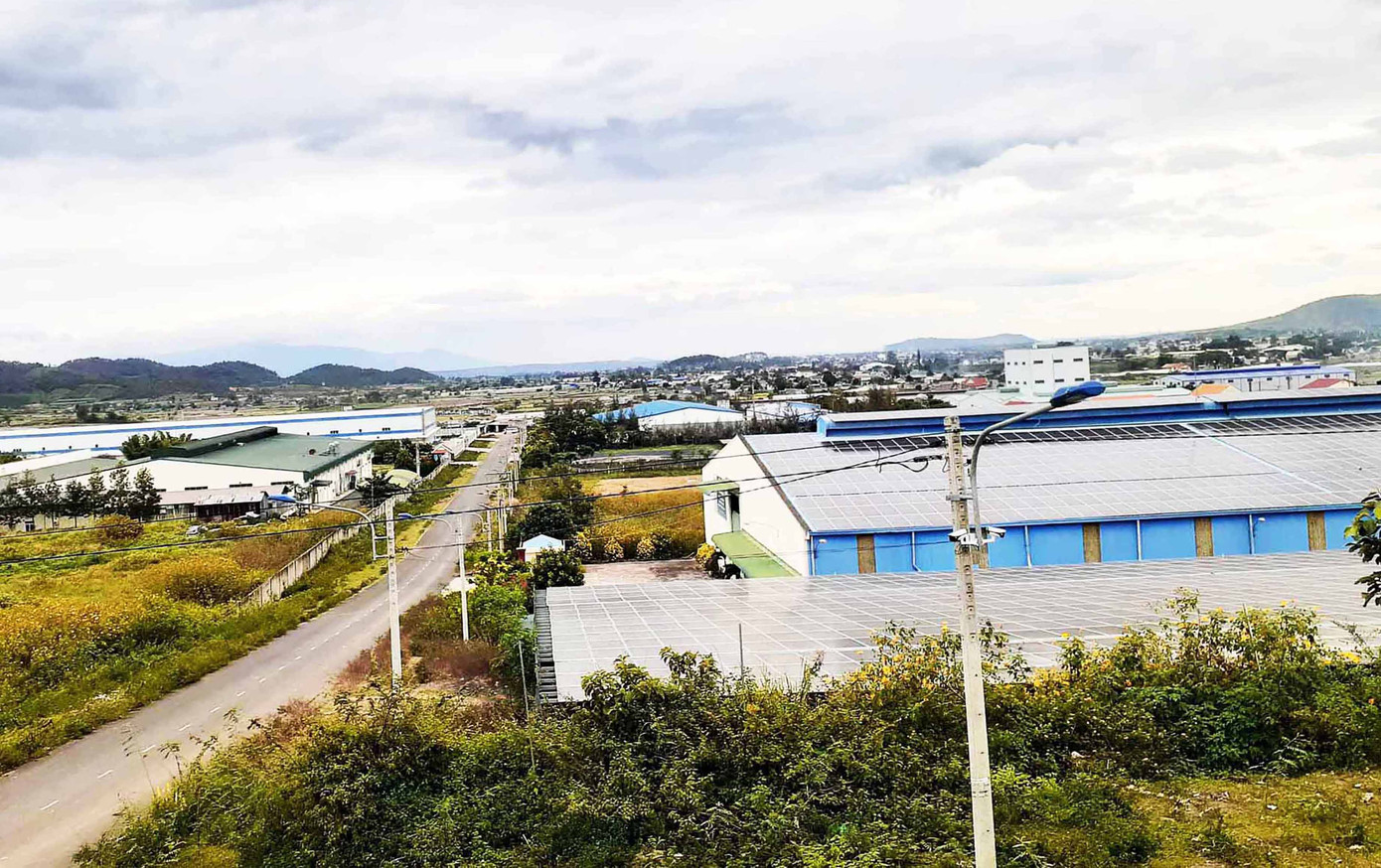 Thị trường bất động sản Lâm Đồng gặp nhiều khó khăn, sức mua và thanh khoản giảm, trong khi các dự án nhà ở thương mại và nhà ở xã hội vừa ít vừa chậm tiến độ. Thị trường bất động sản Lâm Đồng gặp nhiều khó khăn, sức mua và thanh khoản giảm, trong khi các dự án nhà ở thương mại và nhà ở xã hội vừa ít vừa chậm tiến độ.