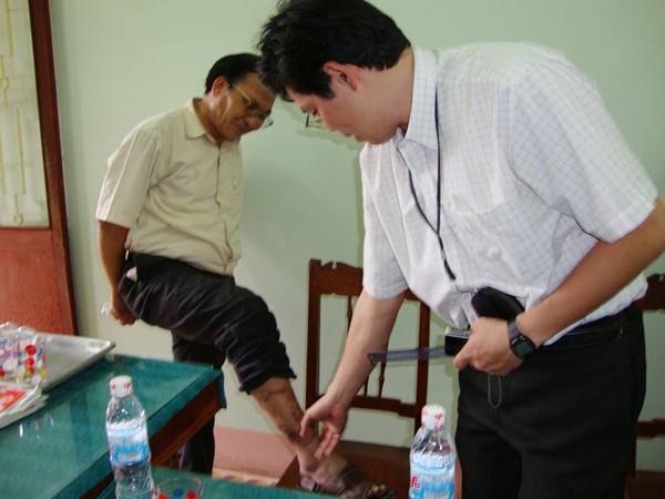 Cán bộ Viện Hải dương học Nha Trang ghi nhận dấu vết cá mập tấn công một nạn nhân