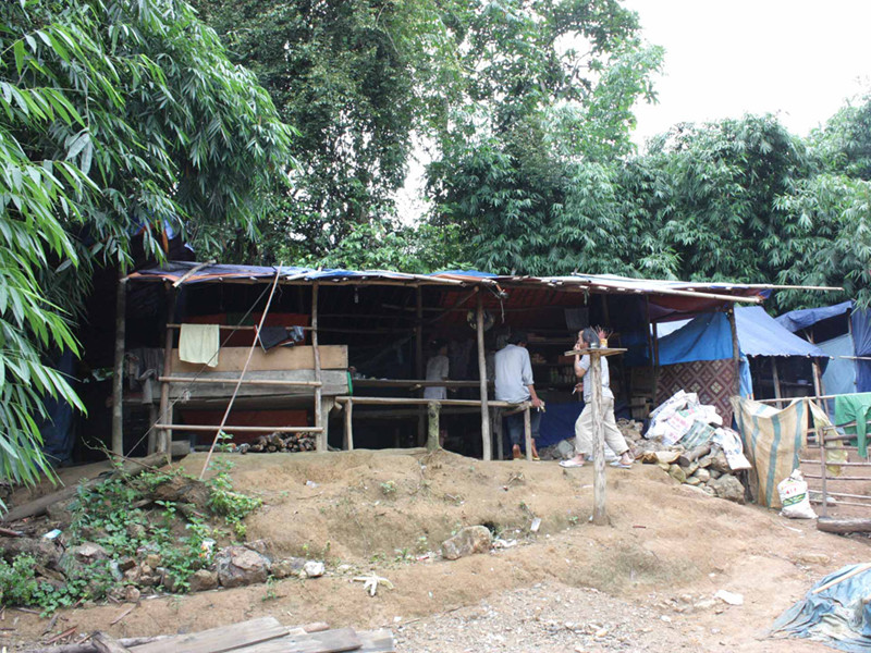 Lán trại “chốt chặn” và cũng là nơi đội quân thám thính báo tin vào bãi vàng Trường Sơn. Lán trại “chốt chặn” và cũng là nơi đội quân thám thính báo tin vào bãi vàng Trường Sơn