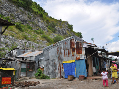 Người dân dưới chân núi Ba Hòn vẫn chưa chịu rời chân núi tử thần. Người dân dưới chân núi Ba Hòn vẫn chưa chịu rời chân núi tử thần