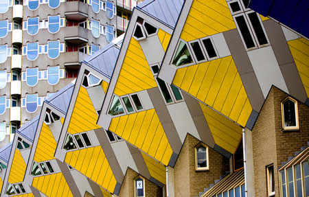 Ngôi nhà nổi ở Ukraine Ngôi nhà nghiêng ở Hà Lan Những căn hộ xếp hình Lego ở Canada Nhà cây nấm tại Ohio Nhà quả cầu ở Canada Chung cư treo tại Hà Lan Nhà Gangster ở Nga Nhà lộn ngược tại Ba Lan Ngôi nhà lập dị ở New York Nhà quay tại Đức, ngôi nhà năng lượng quay về phía mặt trời ấm áp vào mùa đông và quay trở lại cách nhiệt tốt vào mùa hè.