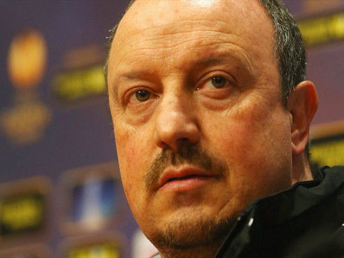 Benitez khá ưu tư trong buổi họp báo trước trận chung kết Europa League. Ảnh: UEFA