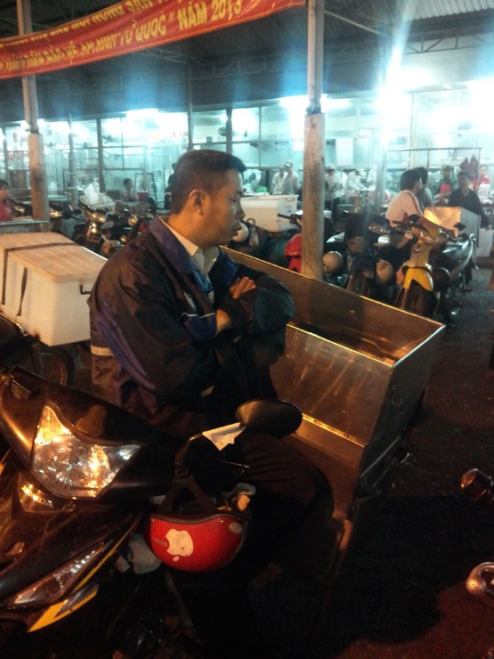  Nhiều tiểu thương tại các chợ nhỏ đợi mối bỏ hàng cũng ngủ trên xe