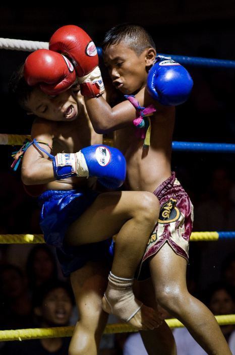 Hai vận động viên dồn nhau vào góc sàn đấu