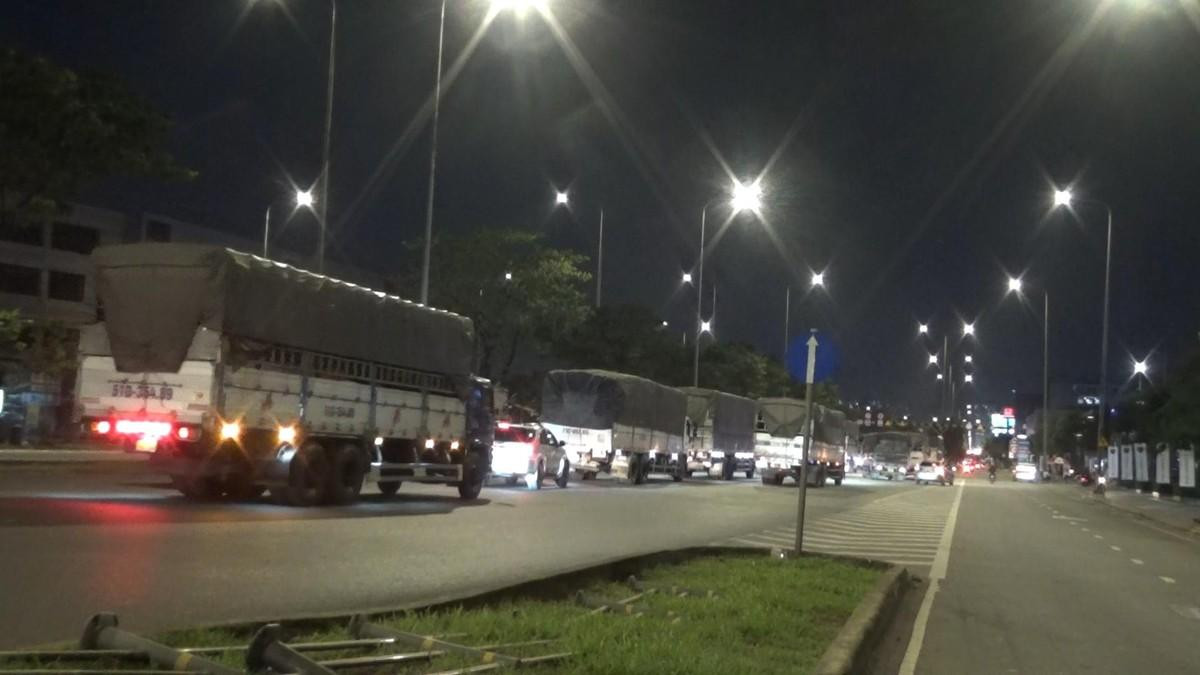 Các xe tải nối đuôi nhau di chuyển với tốc độ chậm khiến giao thông khu vực bị ảnh hưởng. Ảnh: NY