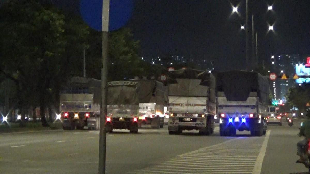 Nhiều xe tải đậu ở giữa làn đường ô tô và xe máy trên đường Võ Văn Kiệt. Ảnh: NY