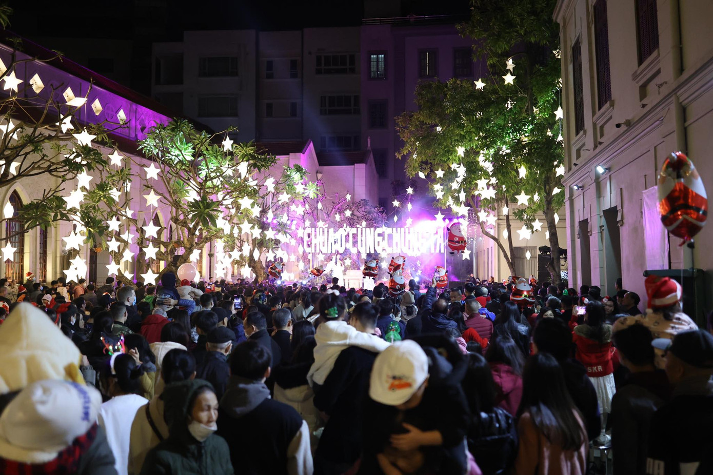 Nhiều giáo dân đã đến nghe lễ thánh ca mừng chúa giáng sinh ,các em bé được bố mẹ diện quần áo đẹp đưa đến nhà thờ để xem cử hành lễ. Ảnh Như Ý. Nhiều giáo dân đã đến nghe lễ thánh ca mừng chúa giáng sinh ,các em bé được bố mẹ diện quần áo đẹp đưa đến nhà thờ để xem cử hành lễ. Ảnh Như Ý.