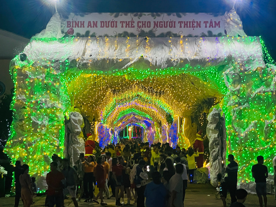 Nhiều người đến tham quan con đường hang đá dài 200m tại nhà thờ Bảo Thị. Ảnh: Huy Hoàng