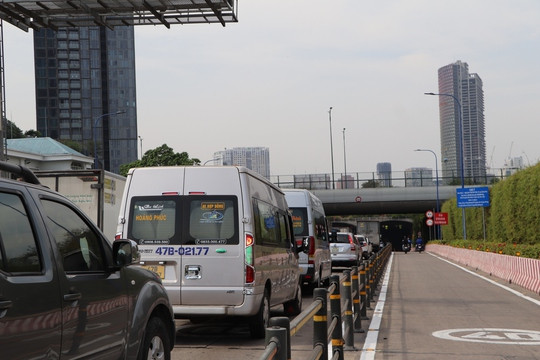 Đến gần 12 giờ, vẫn còn xảy ra ùn ứ giao thông