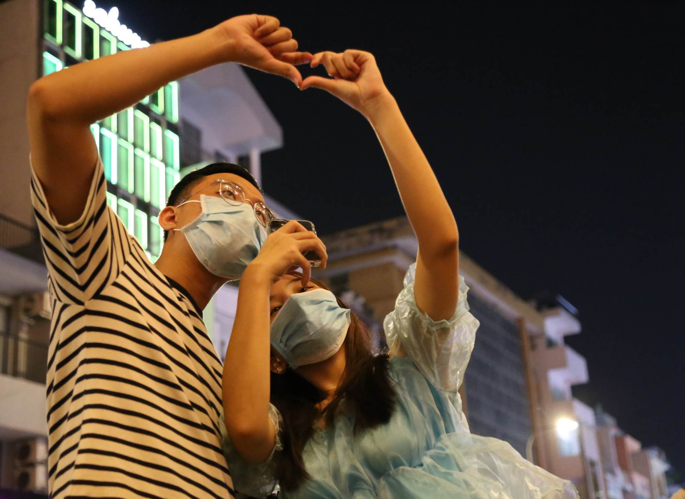 Đôi bạn trẻ 'check-in' ghi dấu kỷ niệm mùa Noel 2022. Ảnh Ngô Tùng Đôi bạn trẻ 'check-in' ghi dấu kỷ niệm mùa Noel 2022. Ảnh Ngô Tùng