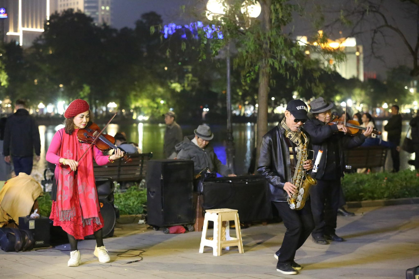 Các nghệ sĩ đường phố trình diễn âm nhạc tại phố đi bộ Hồ Gươm thu hút đông đảo người dân đón xem. Ảnh: Trọng Tài Các nghệ sĩ đường phố trình diễn âm nhạc tại phố đi bộ Hồ Gươm thu hút đông đảo người dân đón xem. Ảnh: Trọng Tài