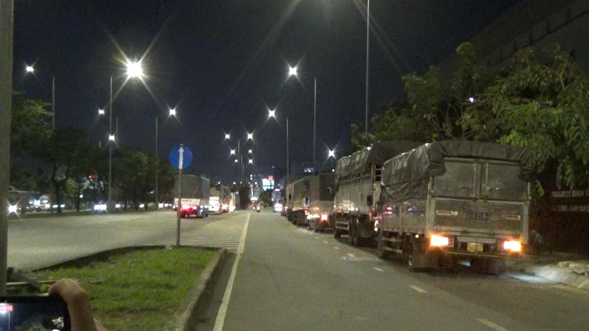 Các lái xe đỗ xe trên đường Võ Văn Kiệt vào khoảng 21 giờ 50. Ảnh: NY