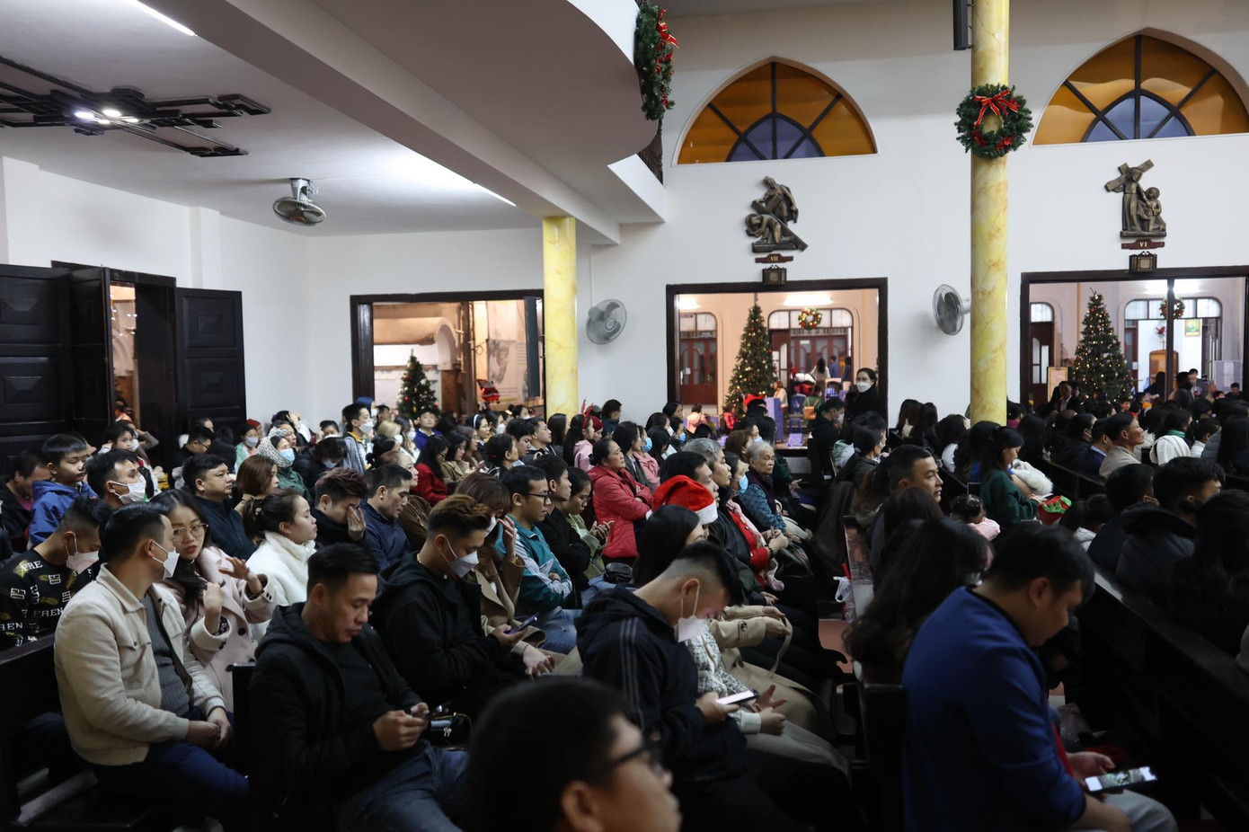 Hàng nghìn giáo dân ngồi kín nhà thờ lẫn bên ngoài ngồi nghe lễ hoan ca. Hàng nghìn giáo dân ngồi kín nhà thờ lẫn bên ngoài ngồi nghe lễ hoan ca.