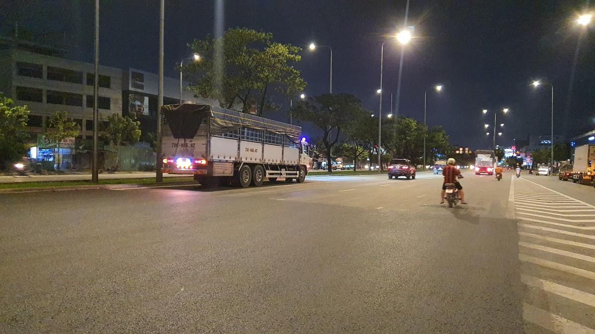 Xe tải BKS 71C-03567 "bò" với tốc độ cực chậm trên đường Võ Văn Kiệt. Ảnh: NY