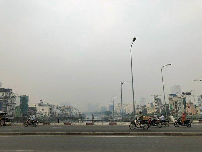 Nhiều tòa nhà cao tầng bị che mờ, tầm nhìn của người dân cũng bị giảm