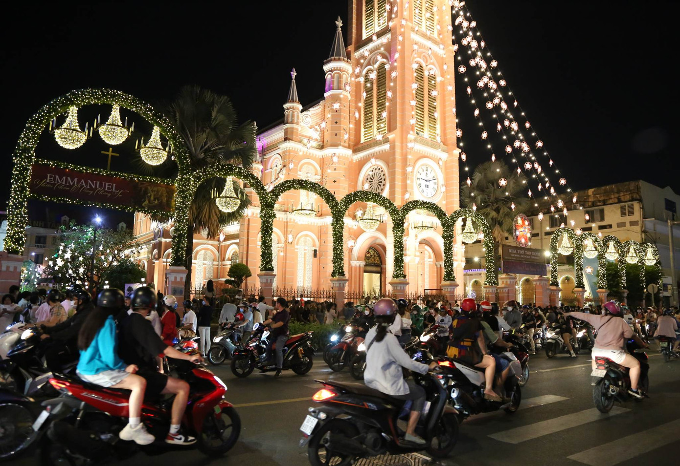 Lúc cao điểm, dòng người lưu thông qua đây đông đúc dẫn đến ùn tắc cục bộ. Ảnh Ngô Tùng Lúc cao điểm, dòng người lưu thông qua đây đông đúc dẫn đến ùn tắc cục bộ. Ảnh Ngô Tùng