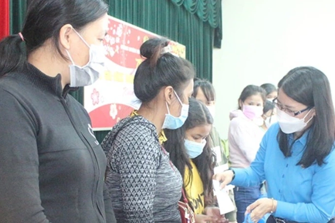 LĐLĐ tỉnh Đồng Nai trao quà hỗ trợ công nhân, NLĐ vượt qua khó khăn do ảnh hưởng đại dịch Covid-19 (Ảnh: Trịnh Thể).