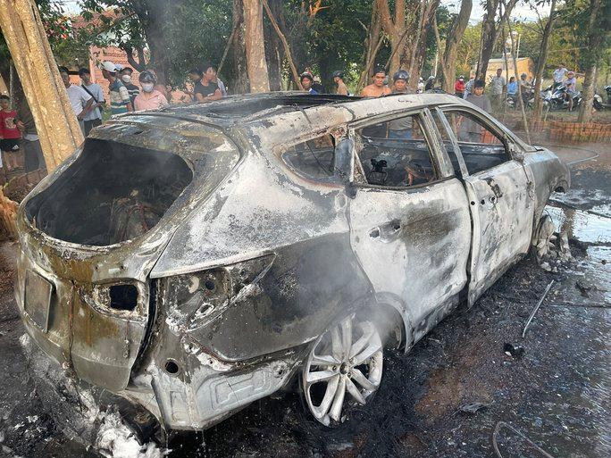 Chiếc xe chỉ còn trơ lại khung Chiếc xe chỉ còn trơ lại khung