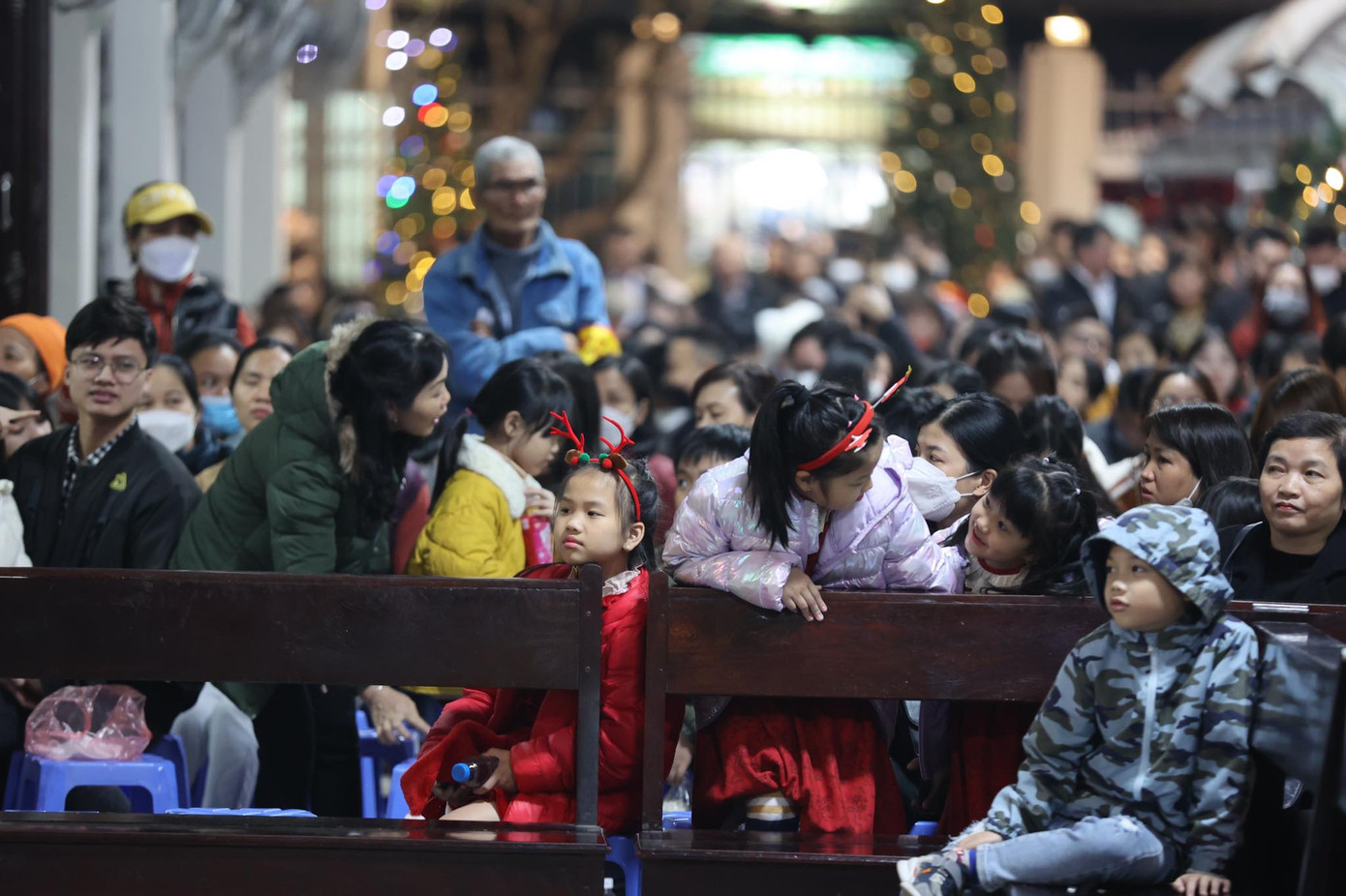 Không khí giáng sinh 2022 rộn ràng khắp nơi ảnh 39 Không khí giáng sinh 2022 rộn ràng khắp nơi ảnh 39