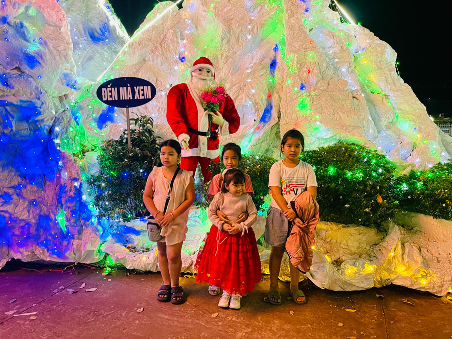 Hang đá dài 200m đón Noel có nhiều màu sắc lung linh. Ảnh: Huy Hoàng