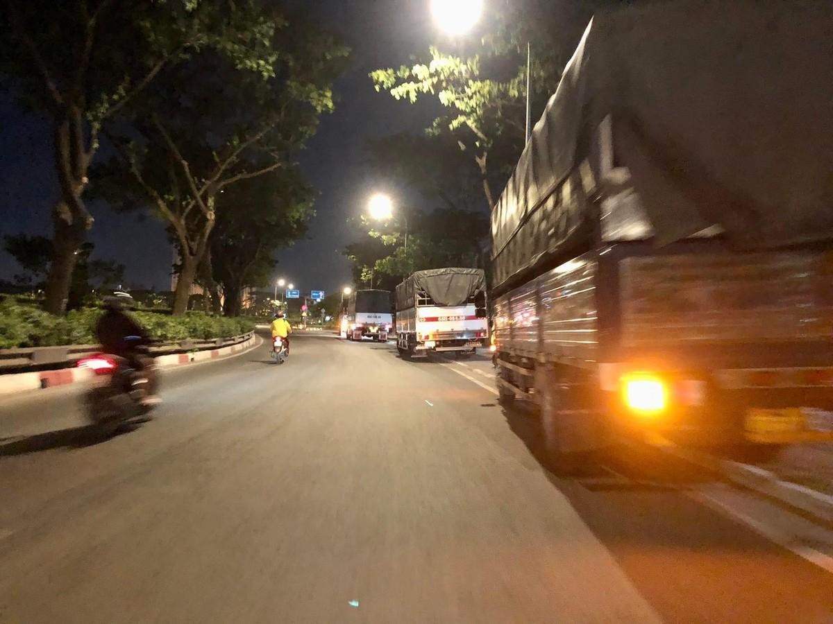 Nhóm xe tải đậu tại khu vực đường dẫn vào đường Võ Văn Kiệt bất chấp biển cấm. Ảnh: NY