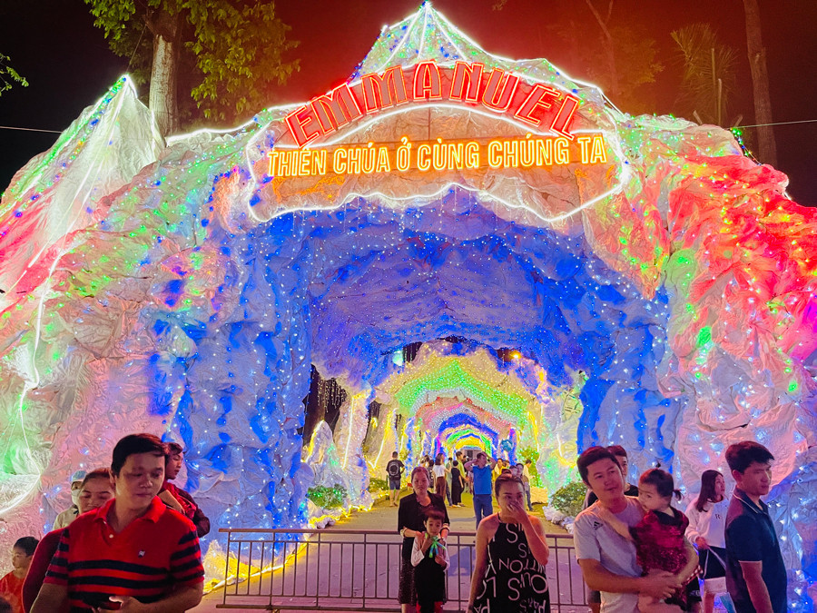 Một tiểu cảnh trong con đường hang đá dài 200m. Ảnh: Huy Hoàng