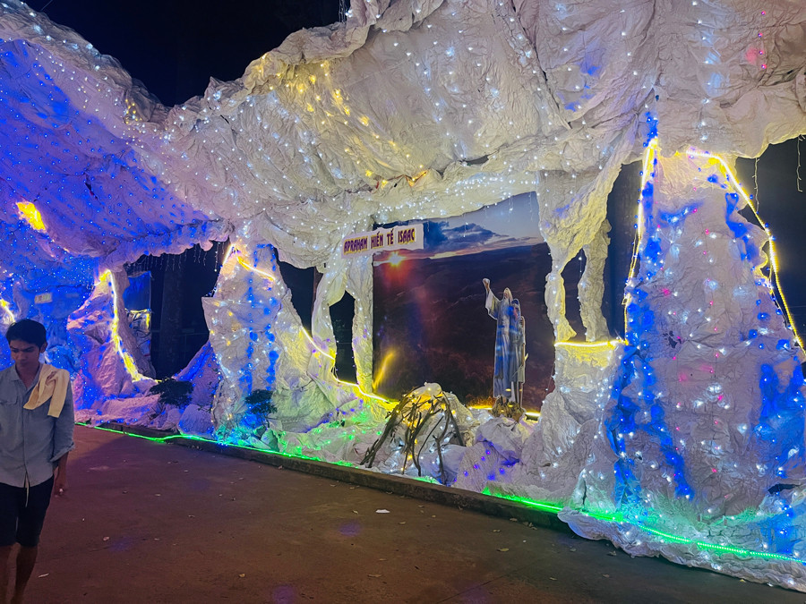 Con đường hang đá dài 200m nhìn từ cổng vào. Ảnh: Huy Hoàng