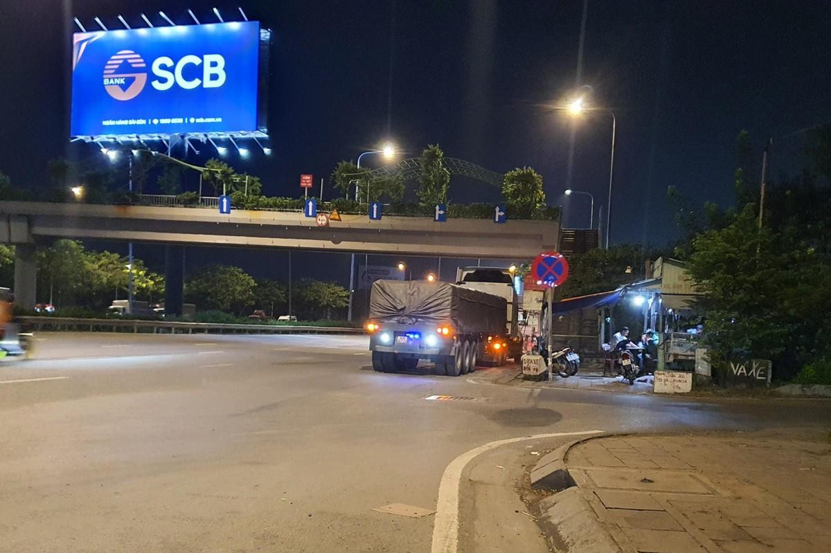 Xe tải đậu ở khu vực cấm dừng đỗ. Ảnh: NY