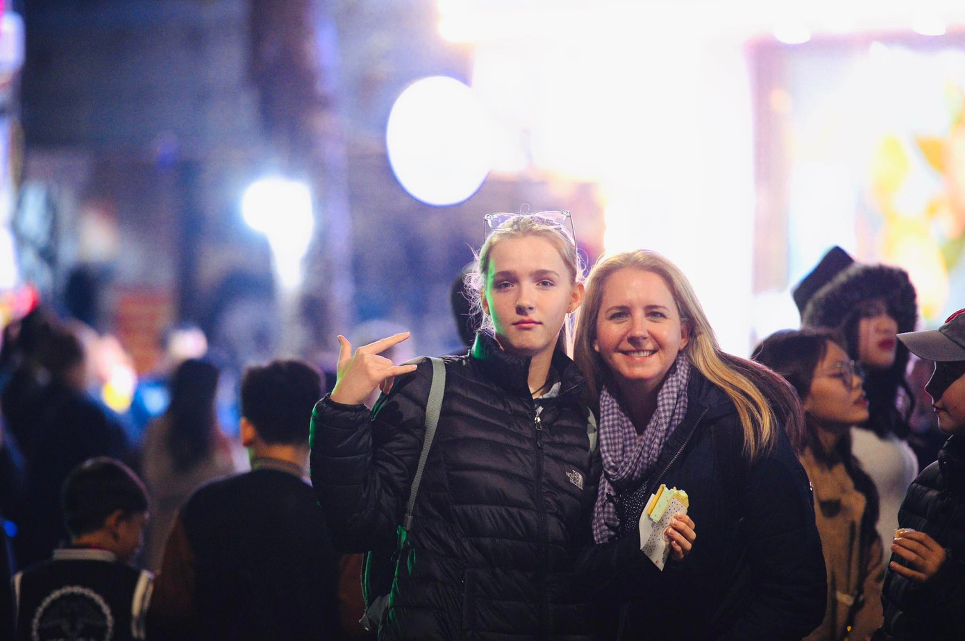 Du khách nước ngoài háo hức chờ đón năm mới ở Việt Nam. Ảnh: Trọng Tài Du khách nước ngoài háo hức chờ đón năm mới ở Việt Nam. Ảnh: Trọng Tài