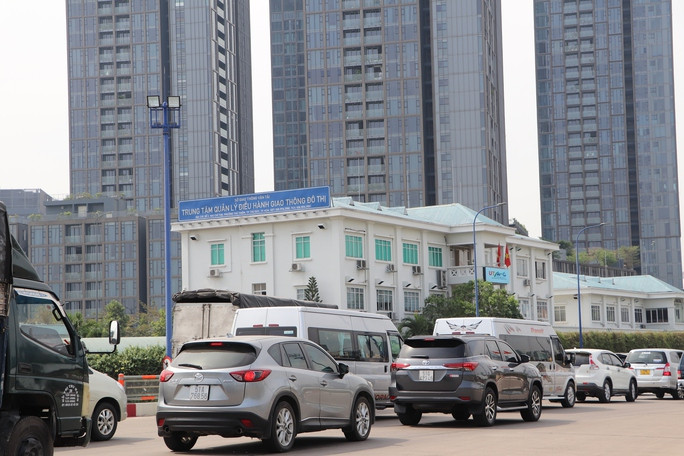 Làn ôtô qua hầm cầu Sài Gòn bị ùn ứ