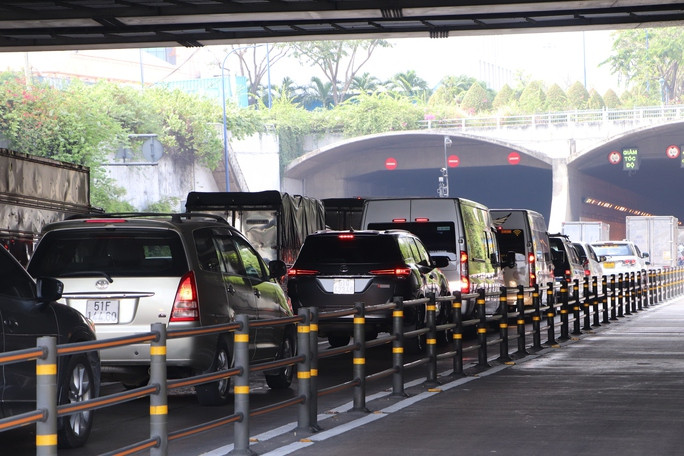 Cả trăm ôtô nối đuôi nhau để di chuyển qua hầm sông Sài Gòn, hướng vào trung tâm thành phố
