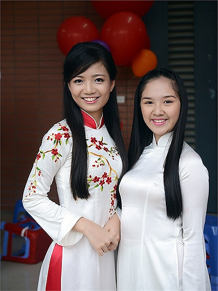 Cô giáo Hồng Anh và nữ sinh chuyên Văn - Đỗ Hà Anh. Cô bạn là cái tên không còn xa lạ đối với học sinh của trường khi dành được danh hiệu quán quân cuộc thi Duyên dáng Hà Thành 2013. Cô giáo Hồng Anh và nữ sinh chuyên Văn - Đỗ Hà Anh. Cô bạn là cái tên không còn xa lạ đối với học sinh của trường khi dành được danh hiệu quán quân cuộc thi Duyên dáng Hà Thành 2013