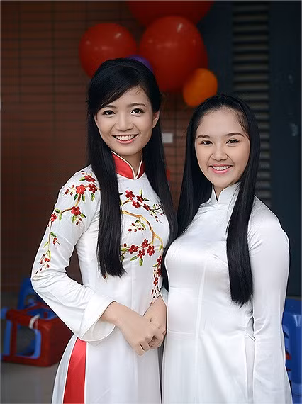 Cô giáo Hồng Anh và nữ sinh chuyên Văn - Đỗ Hà Anh. Cô bạn là cái tên không còn xa lạ đối với học sinh của trường khi dành được danh hiệu quán quân cuộc thi Duyên dáng Hà Thành 2013. Cô giáo Hồng Anh và nữ sinh chuyên Văn - Đỗ Hà Anh. Cô bạn là cái tên không còn xa lạ đối với học sinh của trường khi dành được danh hiệu quán quân cuộc thi Duyên dáng Hà Thành 2013