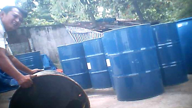 Hàng loạt loại hóa chất dùng pha chế xăng dầu nhập về trong bãi 