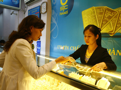  Giá vàng những ngày qua tăng, giảm bất thường, khiến nhiều người dân mất tiền oan, sau tuyên bố đấu thầu giá vàng của NHNN. Ảnh: Hồng Vĩnh