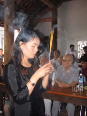 Nhà ngoại cảm Phan Thị Bích Hằng (đang đứng). Với những người dân bình thường thường cho rằng các nhà ngoại cảm là những người có khả năng làm được mọi thứ, từ tìm mộ, dự đoán, giải mọi tai hoạ. Càng nổi tiếng thì càng nhiều người tìm đến nhờ vả. GS.TS, nhà văn Nguyễn Chu Phác, nhà ngoại cảm Nguyễn Thị Bích Hằng và một số nhà ngoại cảm khác chia sẻ với PV báo ĐS &PL những chuyện rất ít cơ hội được giải thích với công chúng.