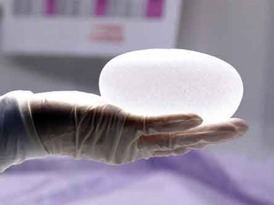 Đã 50 năm trôi qua, kể từ mùa xuân 1962 khi một bà mẹ 6 con ở Mỹ trở thành người tiên phong cho công cuộc nâng ngực bằng túi silicone, cơn sốt ấy vẫn chưa hề lắng dịu