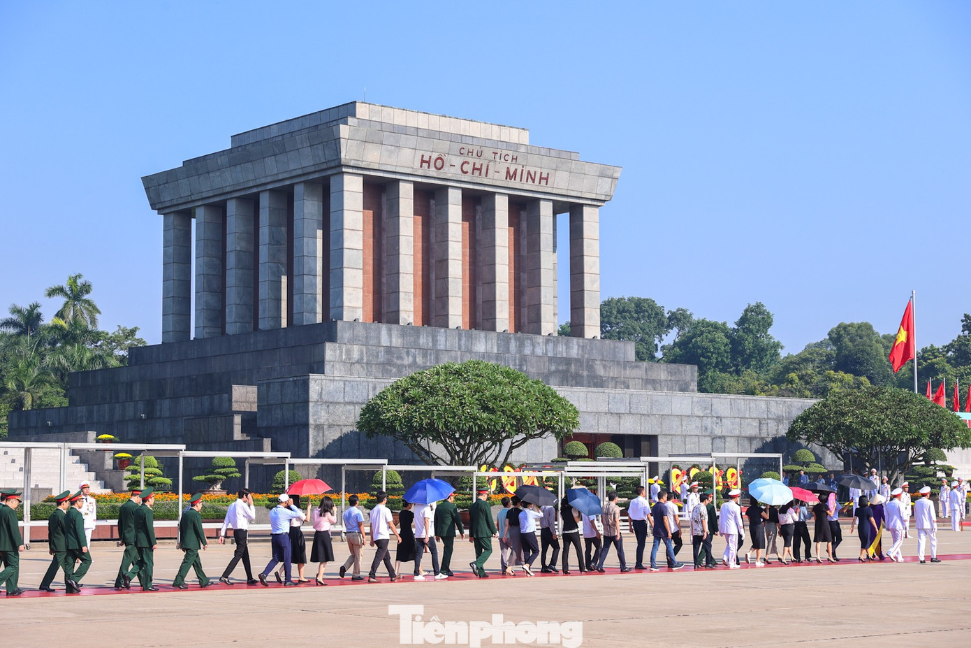 Các đoàn vào Lăng viếng Chủ tịch Hồ Chí Minh sáng 31/8.