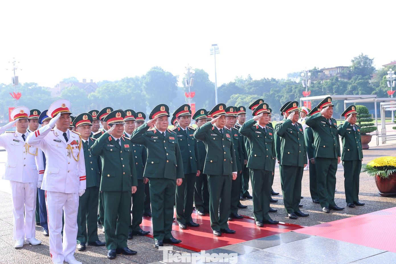 Đoàn đại biểu Quân ủy Trung ương - Bộ Quốc phòng vào Lăng viếng Chủ tịch Hồ Chí Minh.