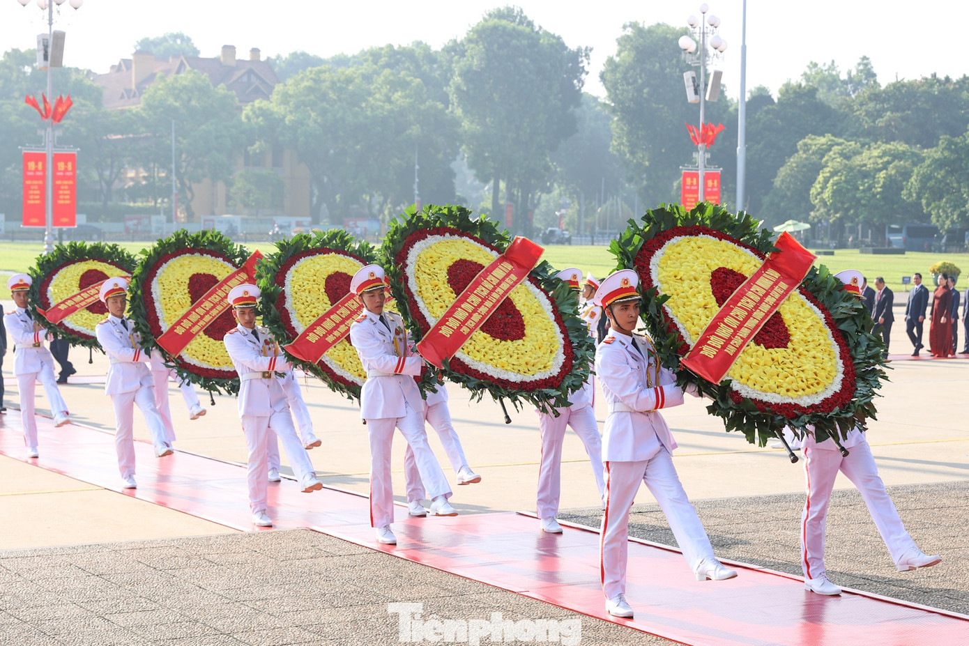 Vòng hoa của Đoàn mang dòng chữ "Đời đời nhớ ơn Chủ tịch Hồ Chí Minh vĩ đại".
