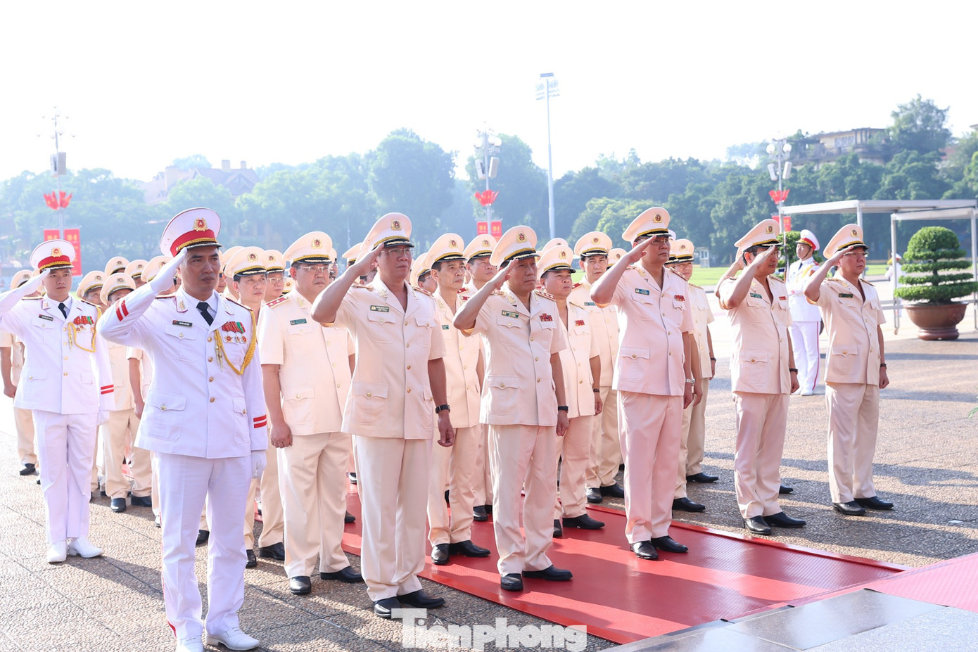 Đoàn đại biểu Đảng ủy Công an Trung ương - Bộ Công an vào Lăng viếng Chủ tịch Hồ Chí Minh.