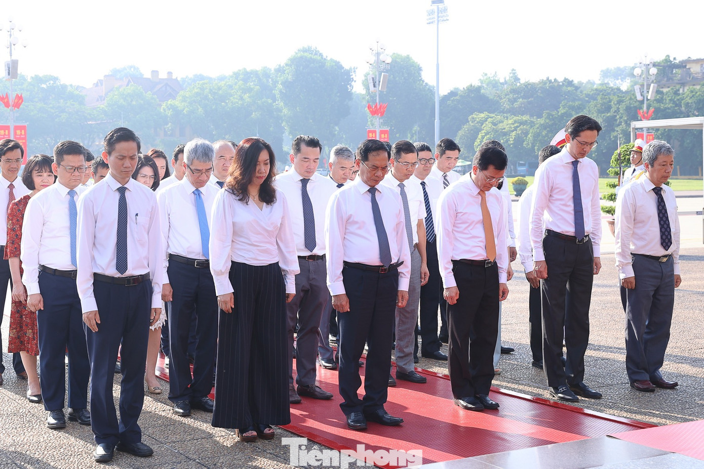 Đoàn đại biểu Bộ Ngoại Giao vào Lăng viếng Chủ tịch Hồ Chí Minh.